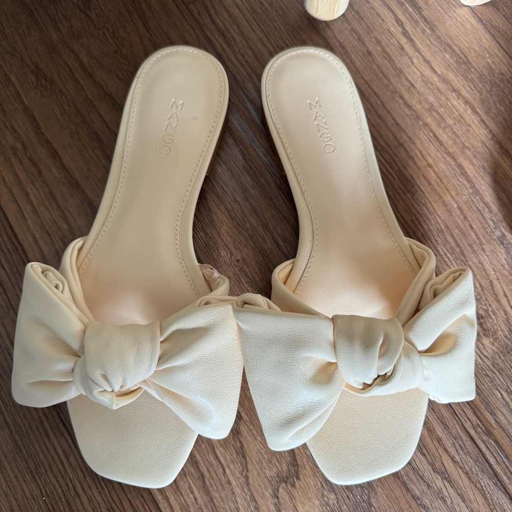 Mango pale yellow bow flats